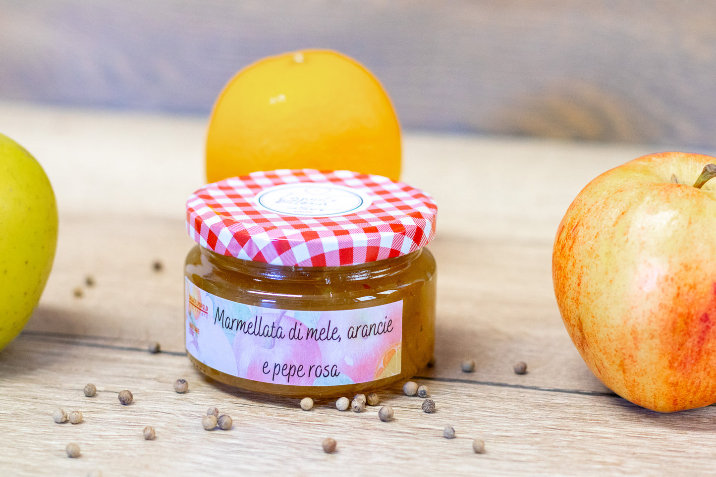 Marmellata di mele, arance e pepe rosa